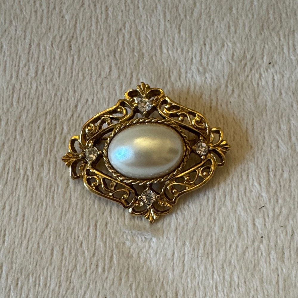 Elegant Gold Tone and Pearl 1928 Jewelry Co. Brooch